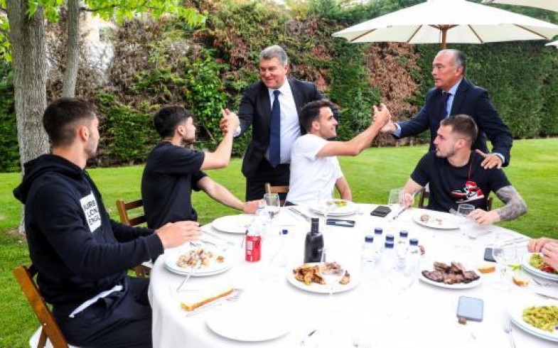 Les joueurs du FC Barcelone se sont réunis autour d'un barbecue aux côtés de Joan Laporta
