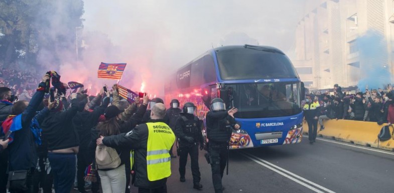 Les supporters du Barça mettent l'ambiance dans les rues de Francfort
