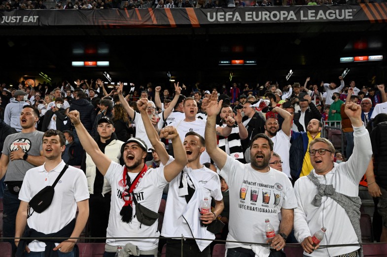 Pourquoi le Camp Nou était il envahit de supporters allemands ?