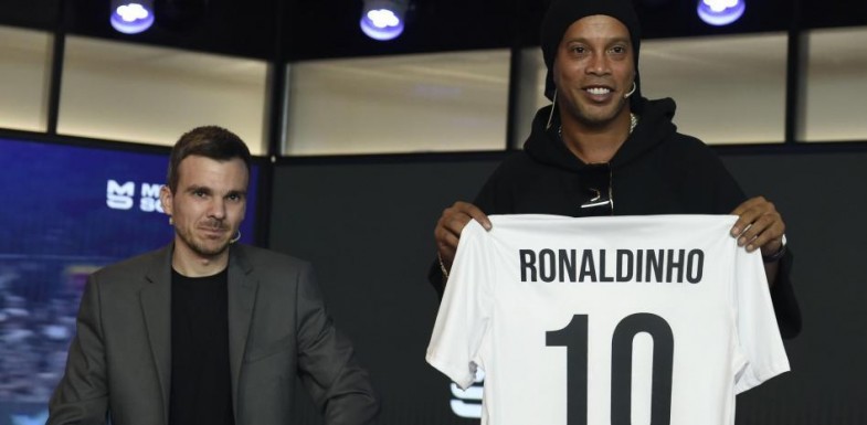 Barça : Ronaldinho donne son avis sur l'une des pistes offensives du club catalan