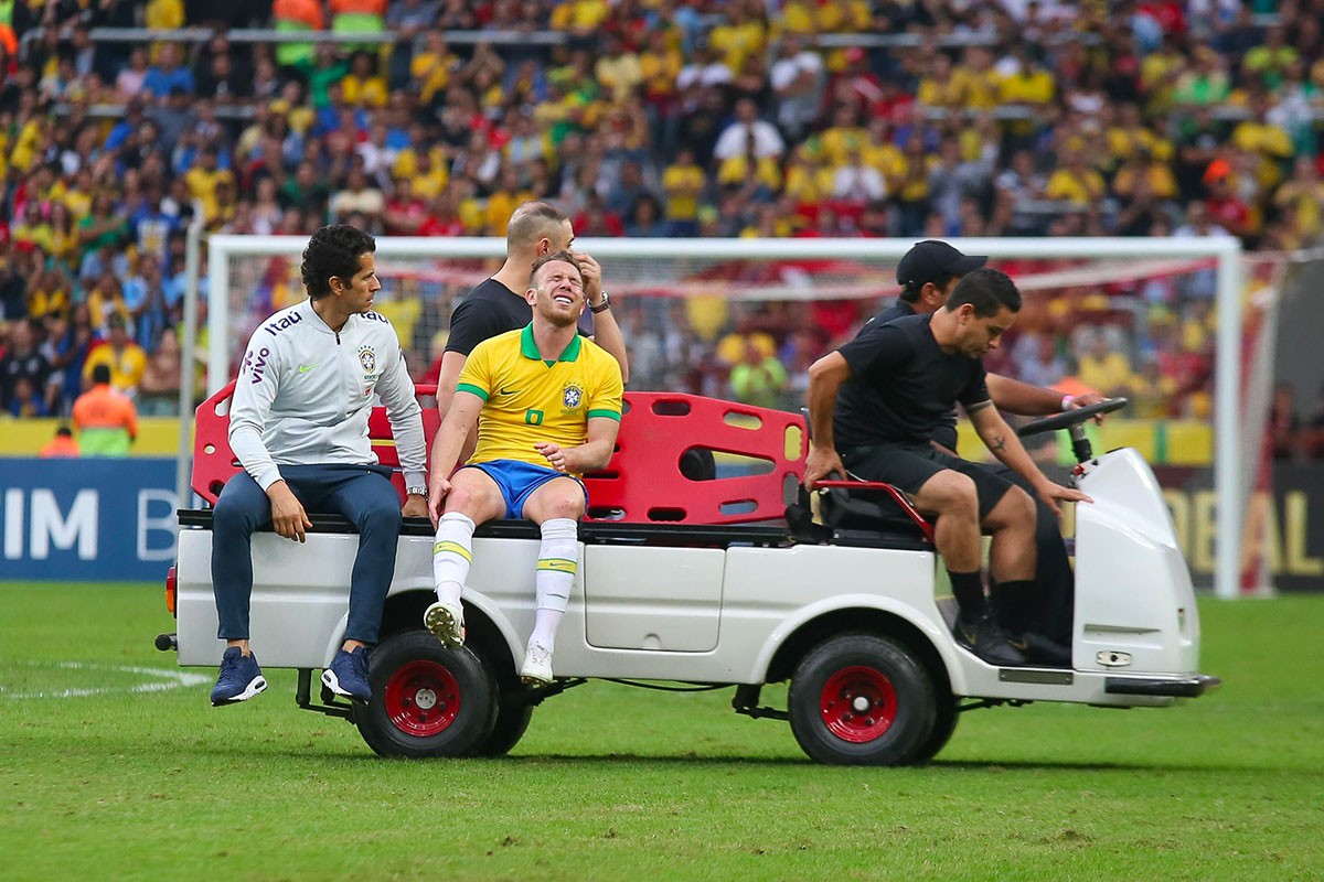 Arthur sort sur civière avec le Brésil avant la Copa América !