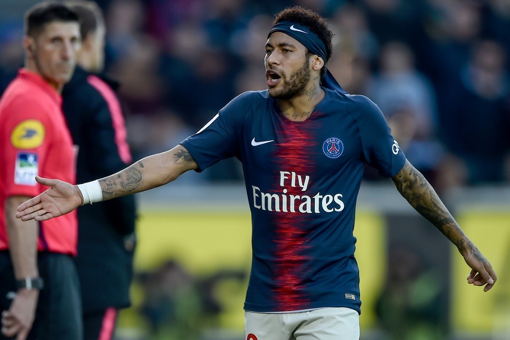 Neymar présente le nouveau maillot du PSG malgré les rumeurs de départ