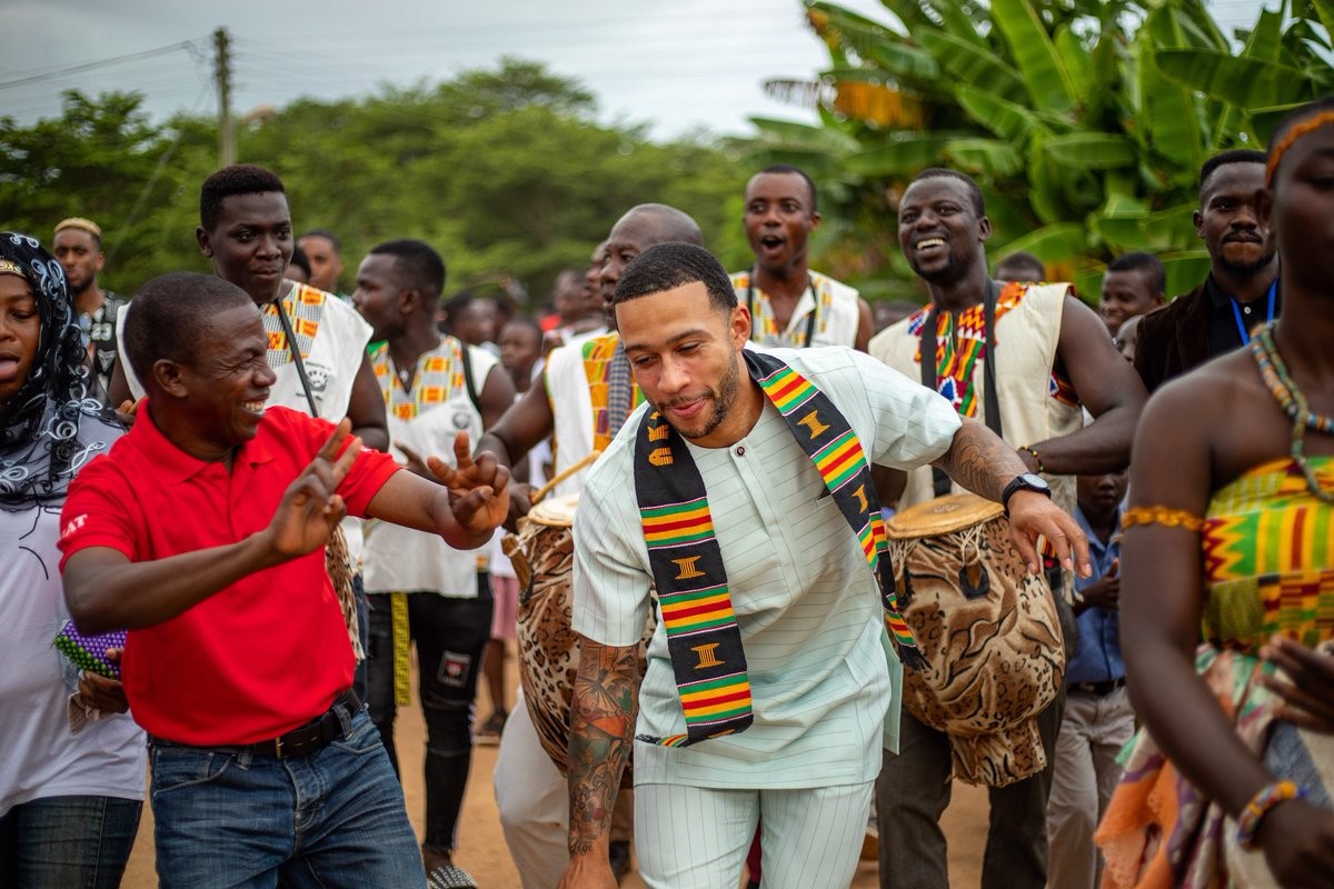 Les vacances de Memphis Depay au Ghana : football, actions humanitaires...